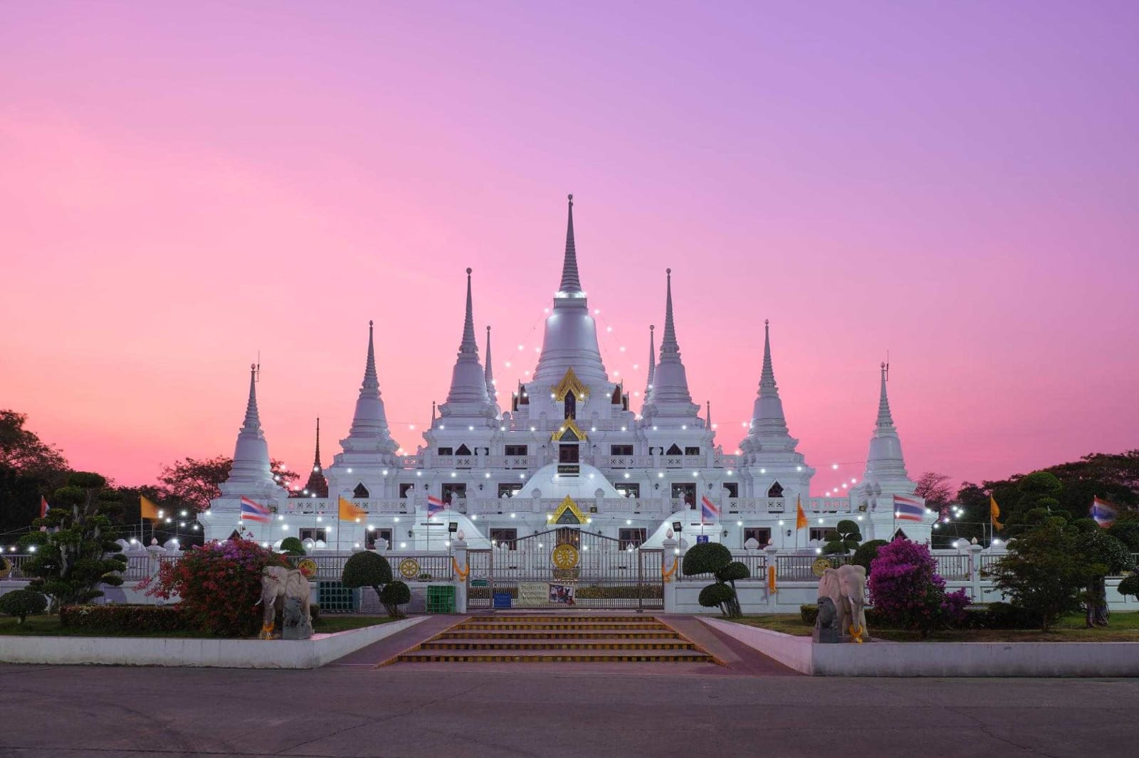 Beautiful Thai temple at dusk